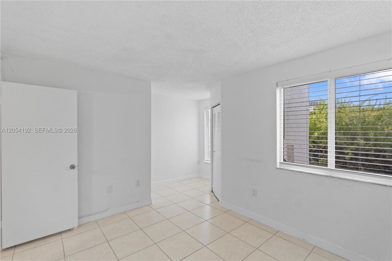 8585 NW 6th Ln , Unit 9-208, Miami, FL 33126 Photo