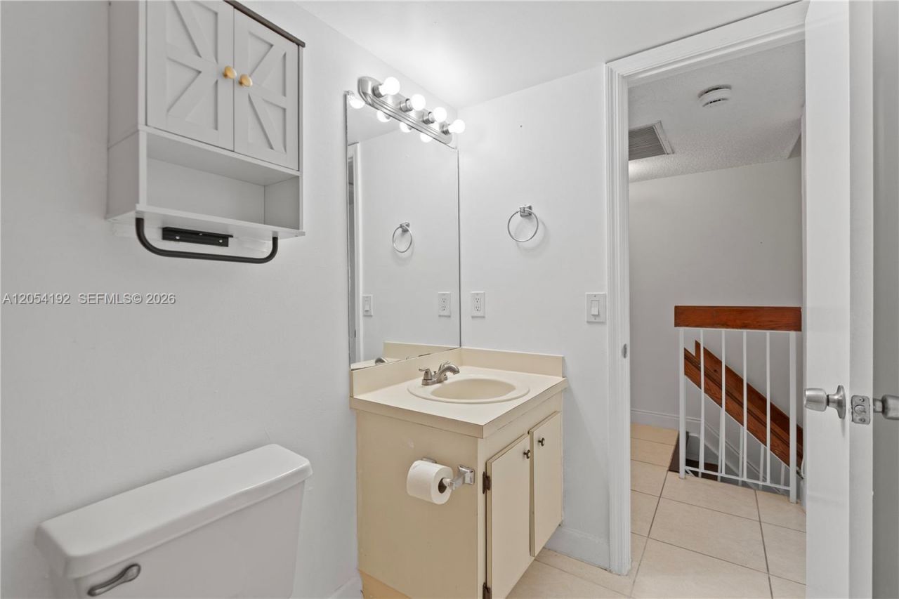 8585 NW 6th Ln , Unit 9-208, Miami, FL 33126 Photo