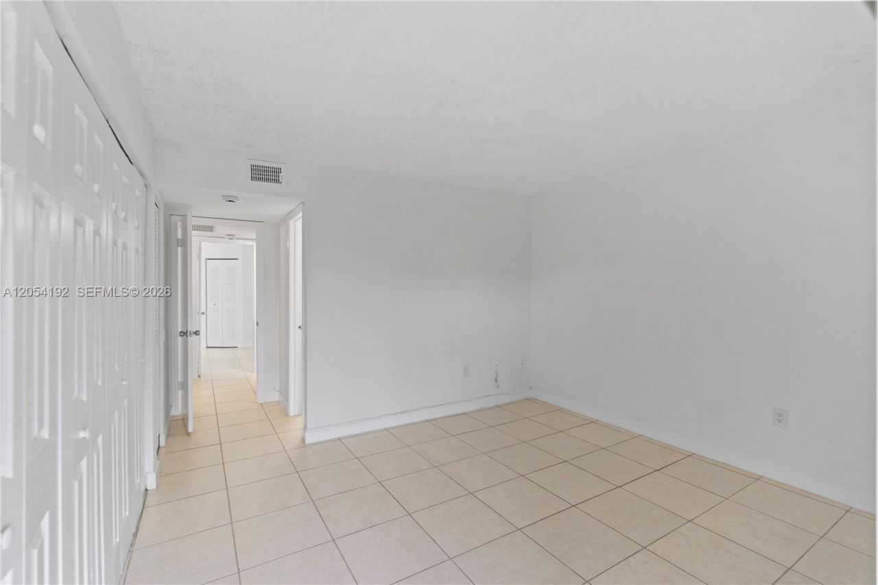 8585 NW 6th Ln , Unit 9-208, Miami, FL 33126 Photo