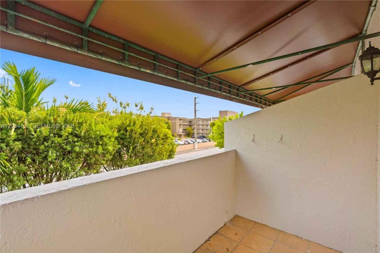 8585 NW 6th Ln , Unit 9-208, Miami, FL 33126 Photo