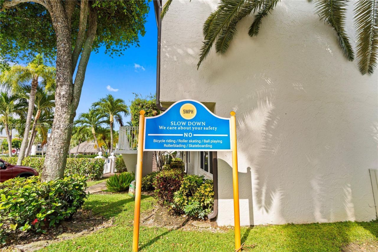 8585 NW 6th Ln , Unit 9-208, Miami, FL 33126 Photo