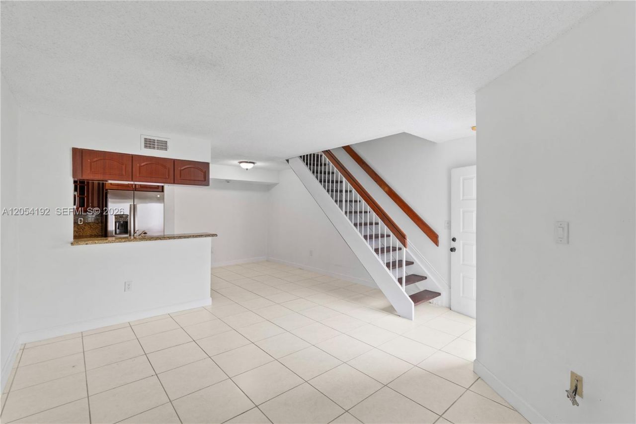 8585 NW 6th Ln , Unit 9-208, Miami, FL 33126 Photo
