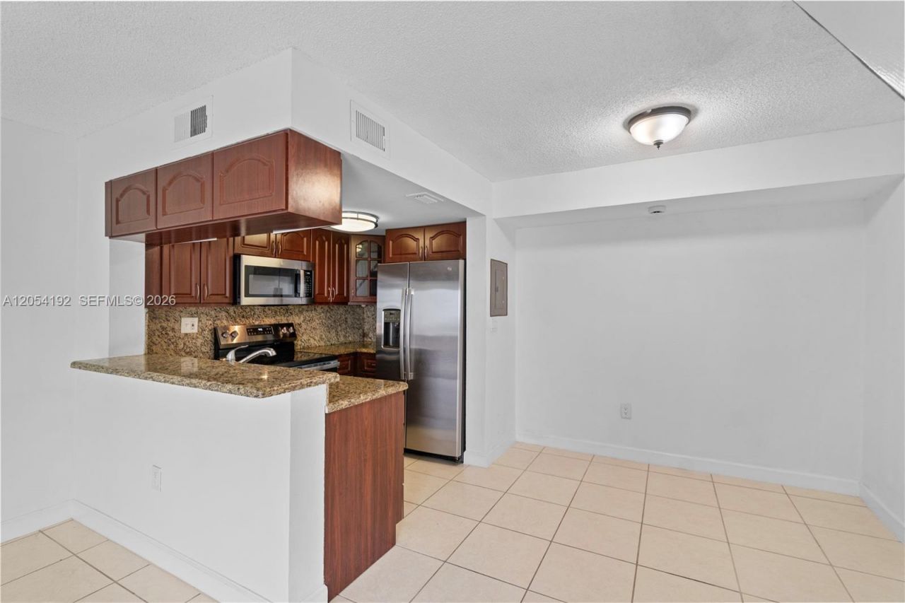 8585 NW 6th Ln , Unit 9-208, Miami, FL 33126 Photo