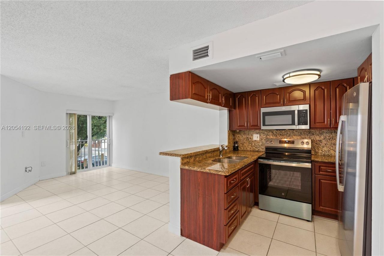 8585 NW 6th Ln , Unit 9-208, Miami, FL 33126 Photo