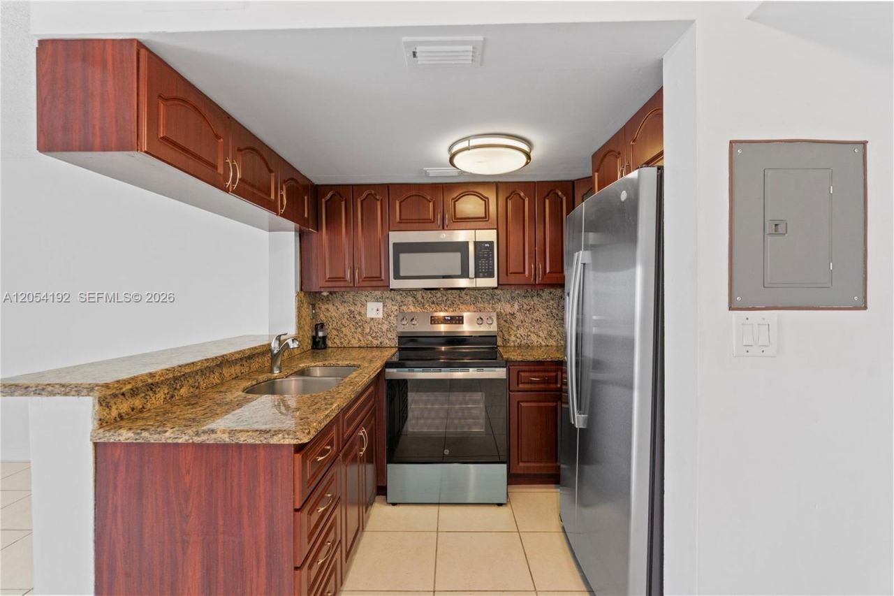 8585 NW 6th Ln , Unit 9-208, Miami, FL 33126 Photo