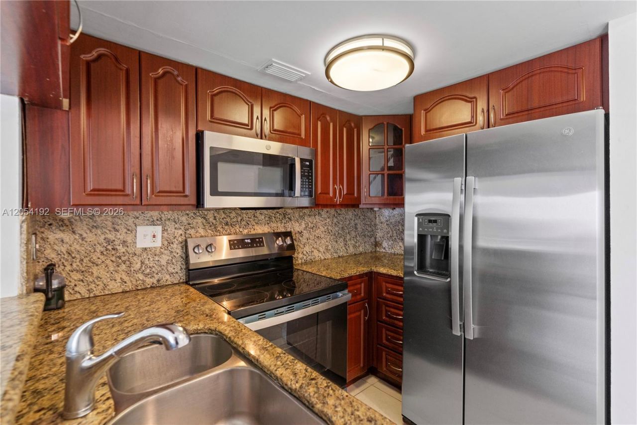 8585 NW 6th Ln , Unit 9-208, Miami, FL 33126 Photo
