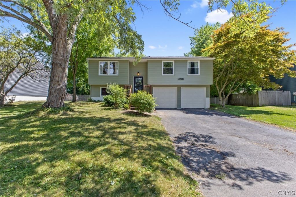4258 Amblewood Lane, Clay, NY 13041 Main Photo