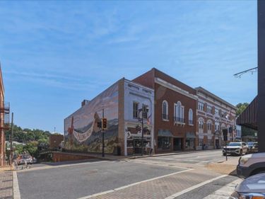 102 W BEVERLEY ST, STAUNTON, VA 24401