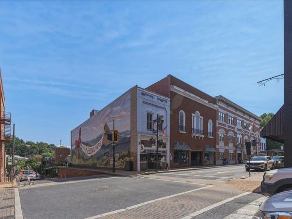 102 W BEVERLEY ST, STAUNTON, VA 24401