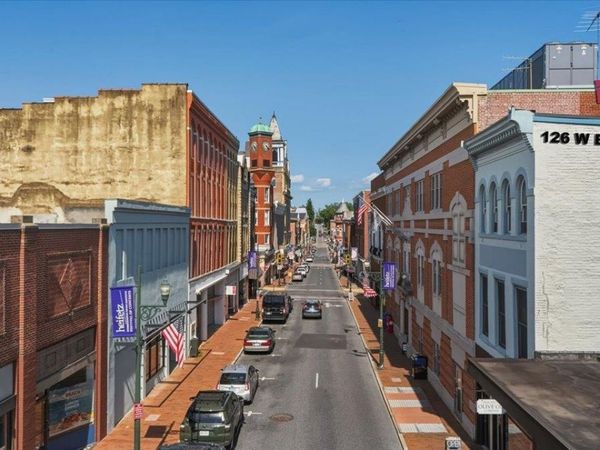 126 W BEVERLEY ST, STAUNTON, VA 24401