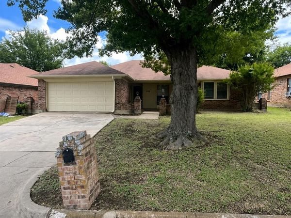 934 Robinwood Drive , Arlington, TX 76017