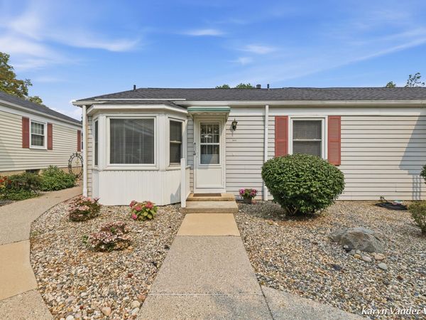 1041 Village Lane, Jenison, MI 49428