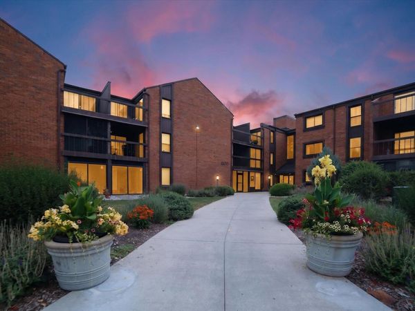 6100 W Stonehedge Drive, Unit 209, Greenfield, WI 53220