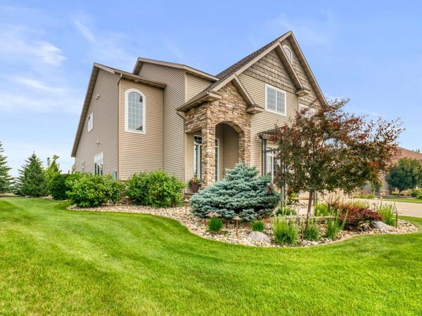 5827 Silverleaf Drive S, Fargo, ND 58104