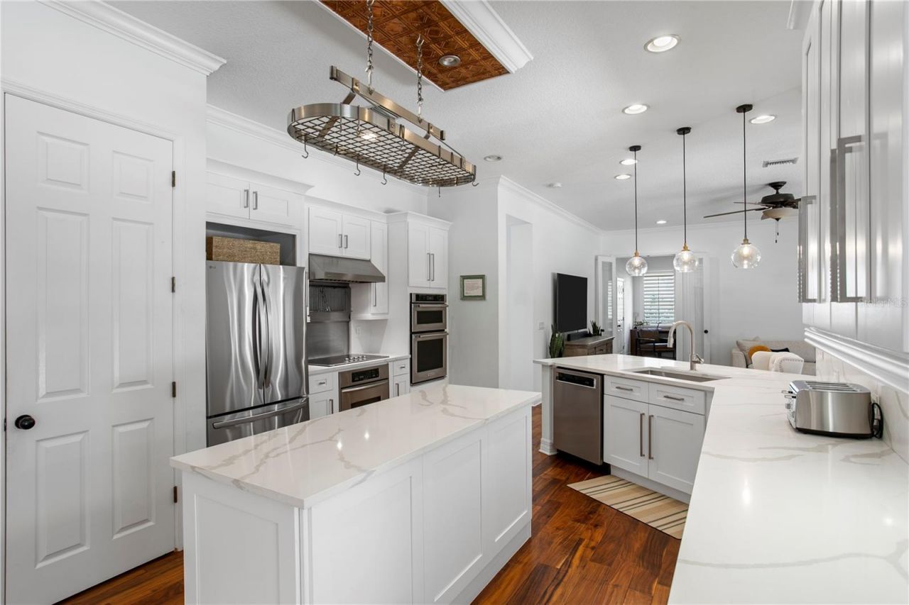 2113 Climbing Ivy Drive, Tampa, FL 33618 Photo