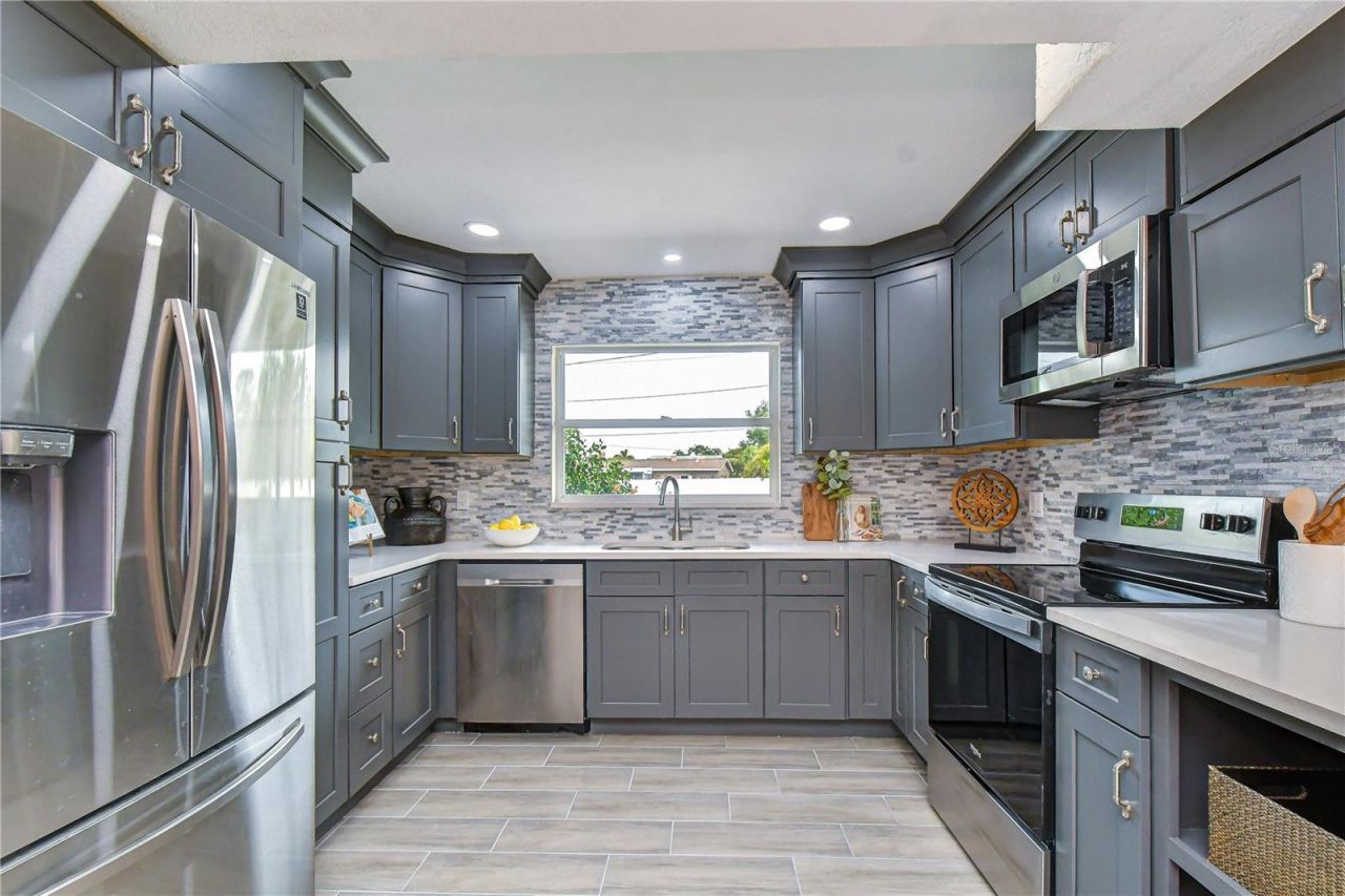 6871 4th Street S, Saint Petersburg, FL 33705 Photo