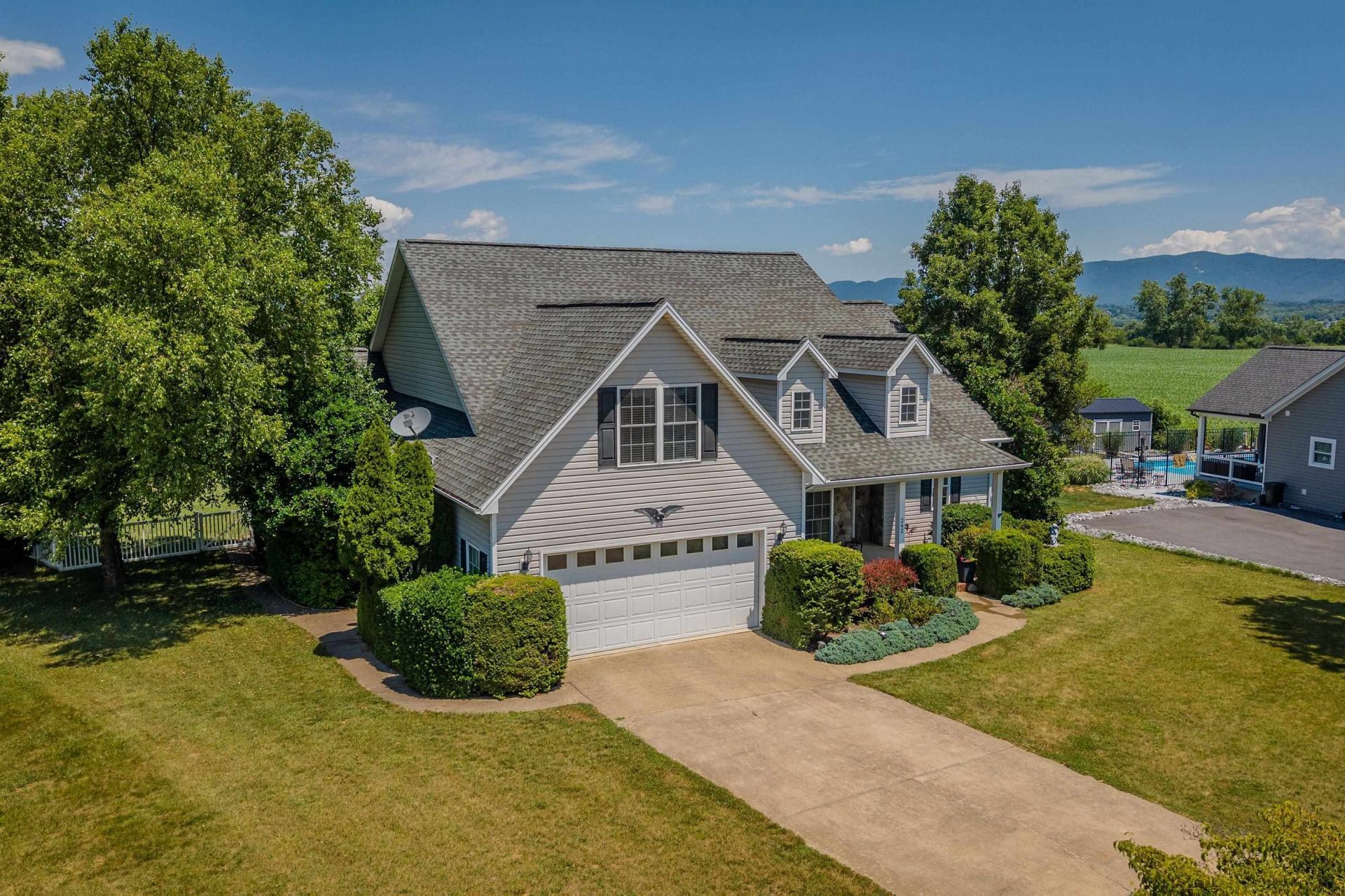 242 Kensington Dr, Elkton, VA 22827 Main Photo