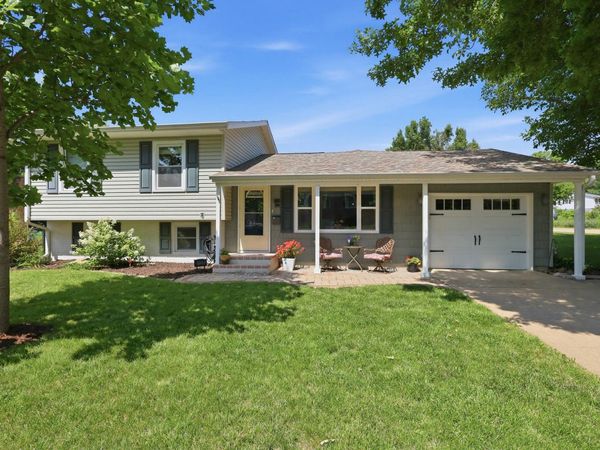 3128 Somerset Drive, Bettendorf, IA 52722