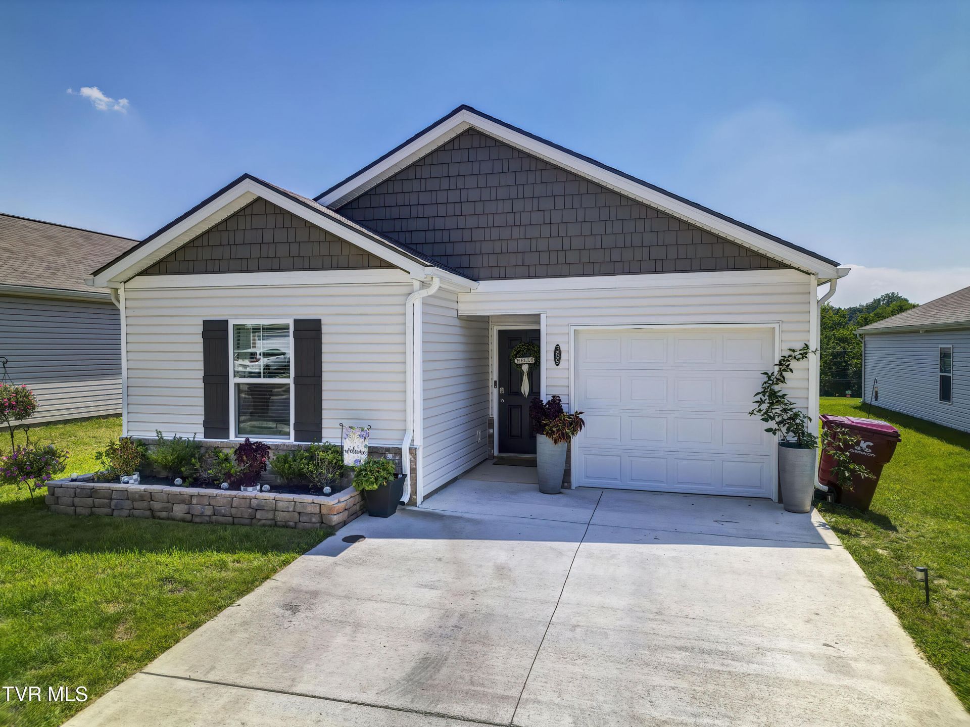 389 Arrowhead Drive, Johnson City, TN 37601 Main Photo