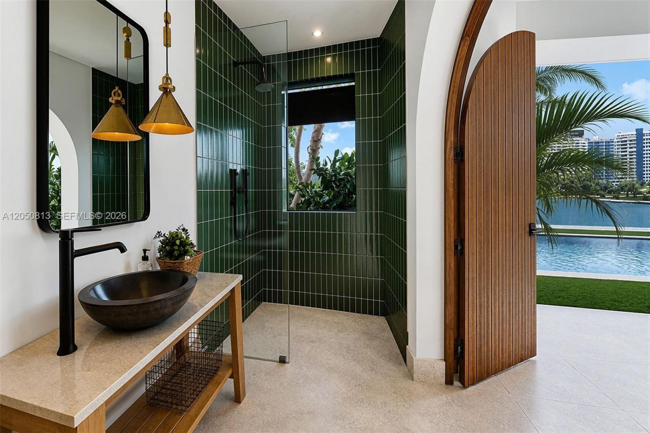 5401 Pine Tree Drive , Unit 5401, Miami Beach, FL 33140 Photo