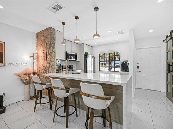 10372 NW 3rd St , Pembroke Pines, FL 33026