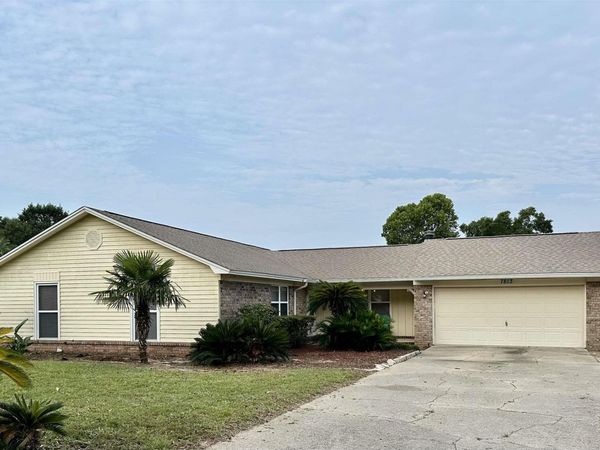7813 Charter Oaks Dr, Pensacola, FL 32514
