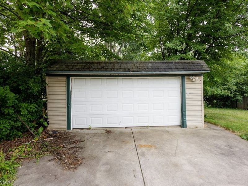 16906 Holly Hill Drive , Cleveland, OH 44128 Photo 4