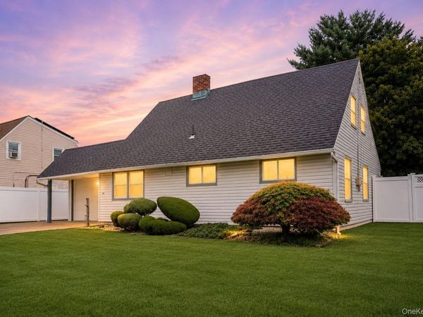 30 Bent Lane , Levittown, NY 11756