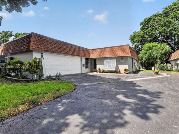 18808 W Lake Dr , Hialeah, FL 33015