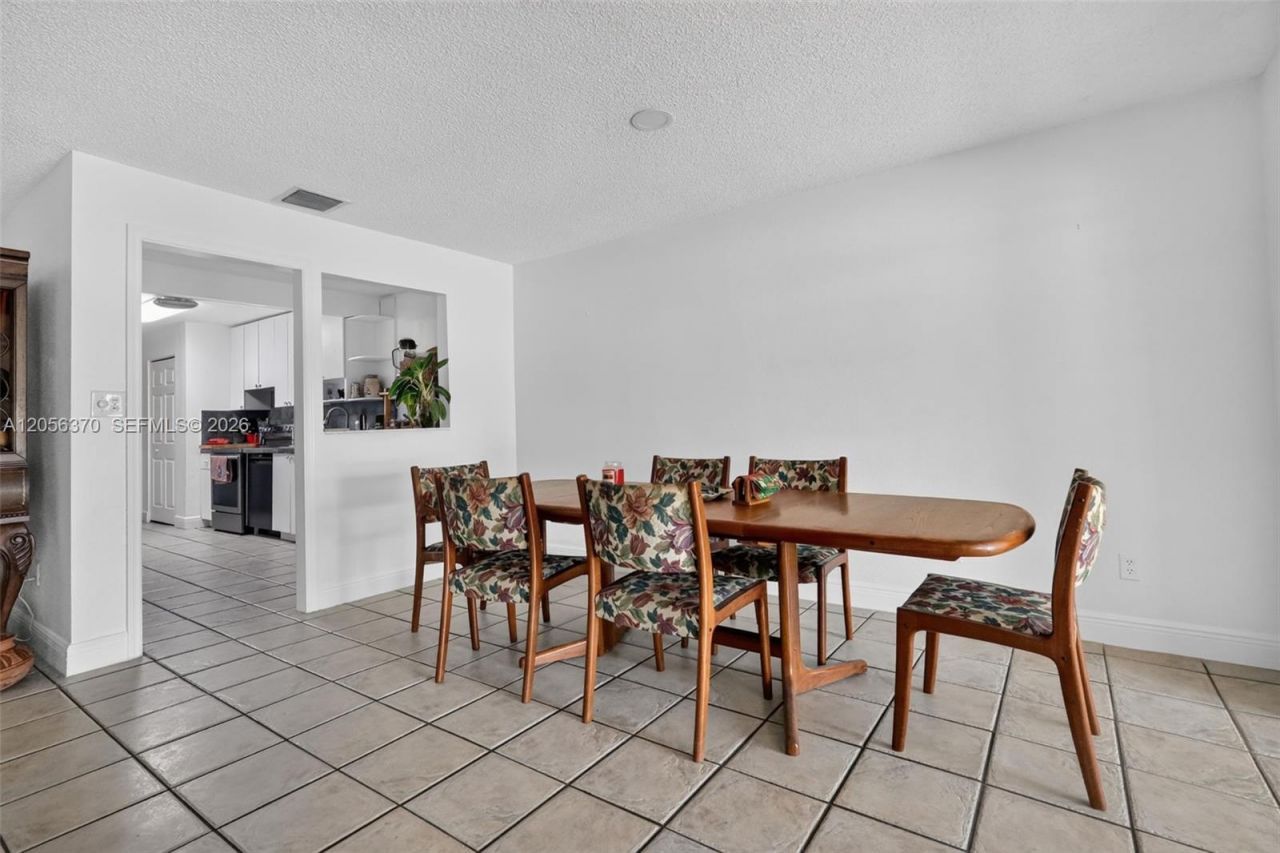 18808 W Lake Dr, Hialeah, FL 33015 Photo