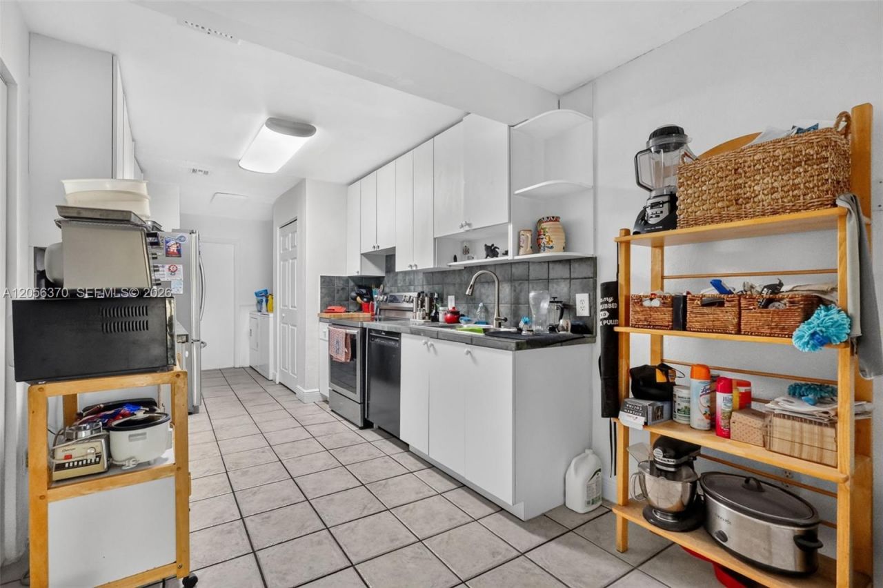 18808 W Lake Dr, Hialeah, FL 33015 Photo