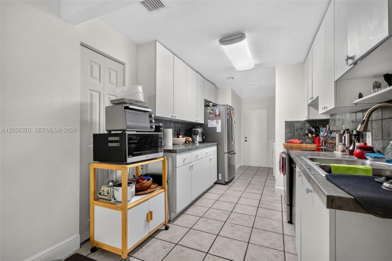 18808 W Lake Dr, Hialeah, FL 33015 Photo