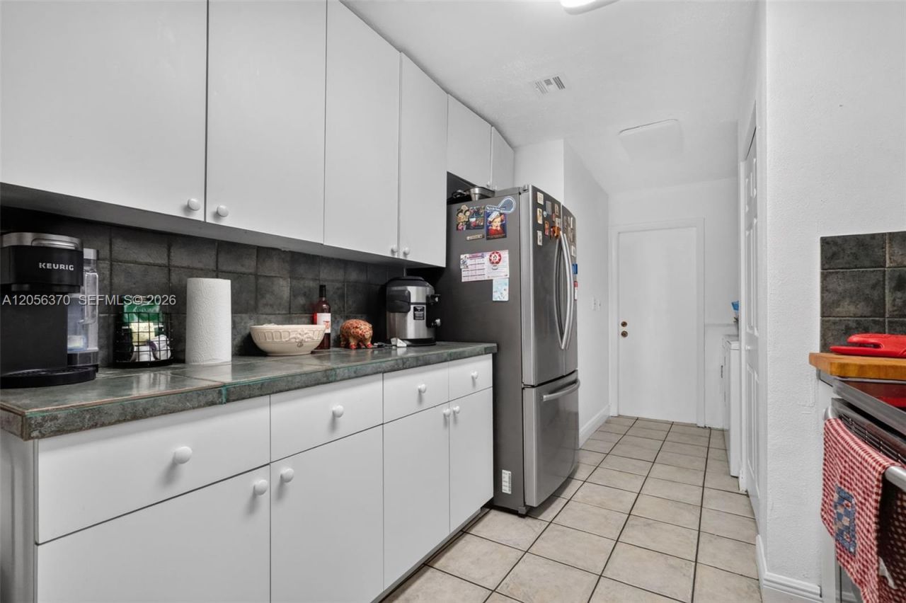 18808 W Lake Dr, Hialeah, FL 33015 Photo