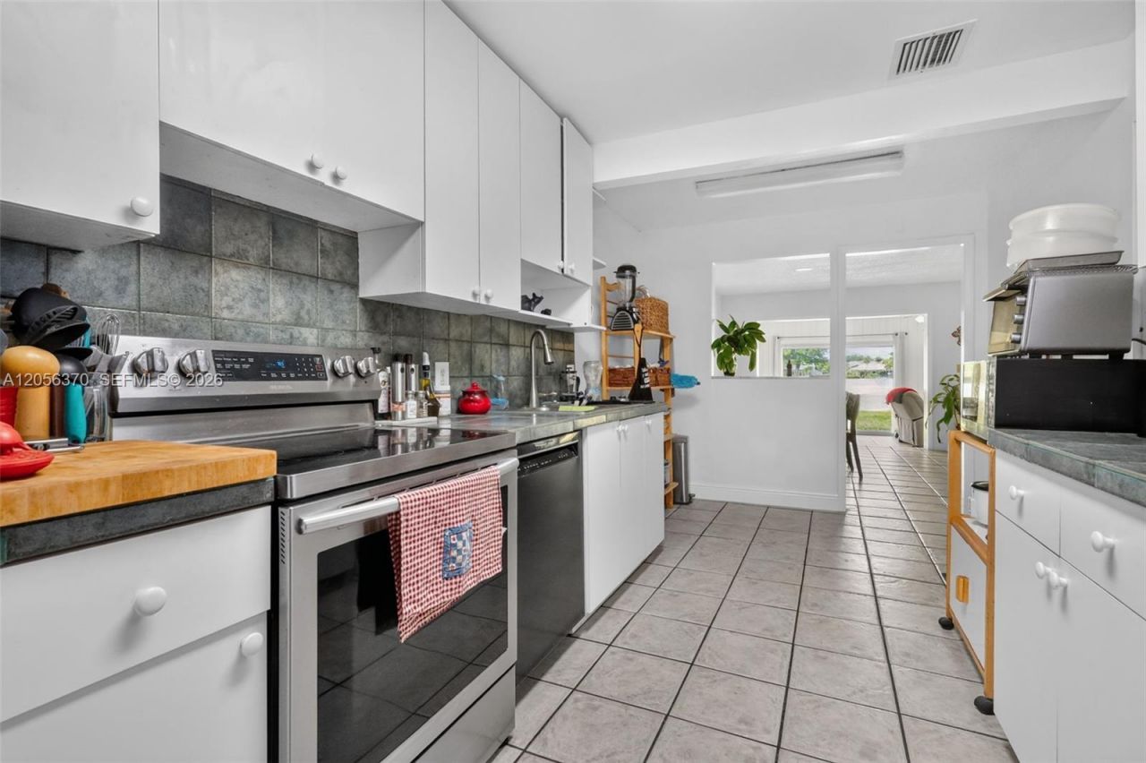 18808 W Lake Dr, Hialeah, FL 33015 Photo