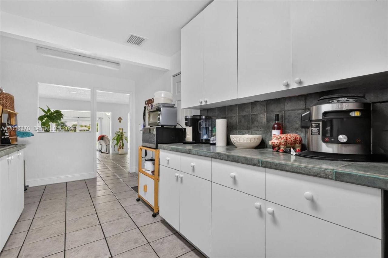 18808 W Lake Dr, Hialeah, FL 33015 Photo