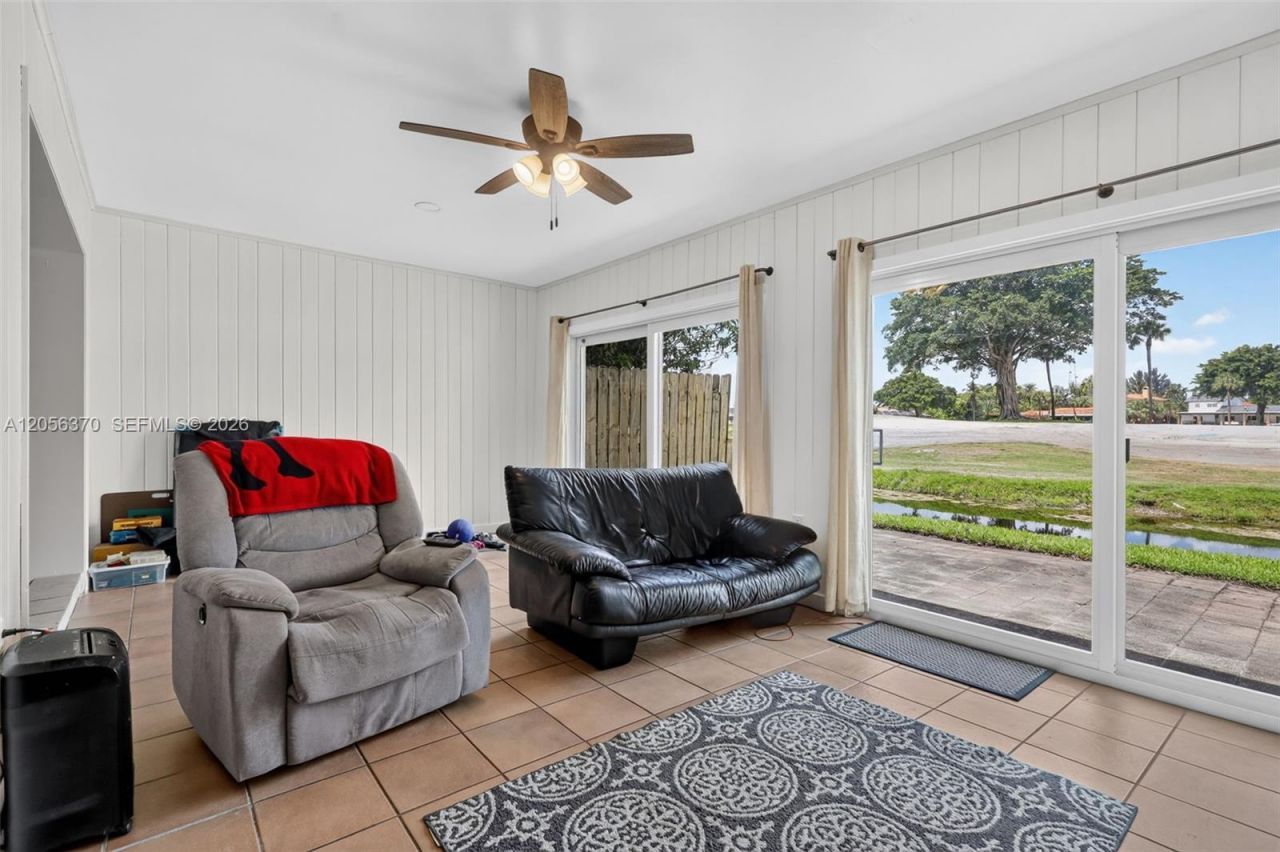 18808 W Lake Dr, Hialeah, FL 33015 Photo