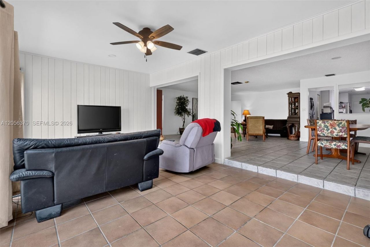 18808 W Lake Dr, Hialeah, FL 33015 Photo