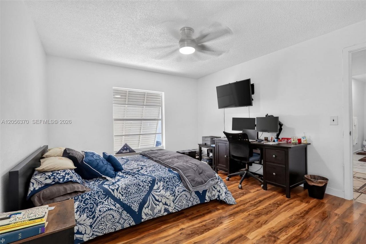18808 W Lake Dr, Hialeah, FL 33015 Photo