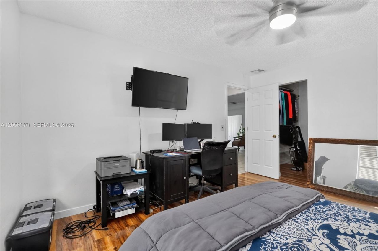 18808 W Lake Dr, Hialeah, FL 33015 Photo