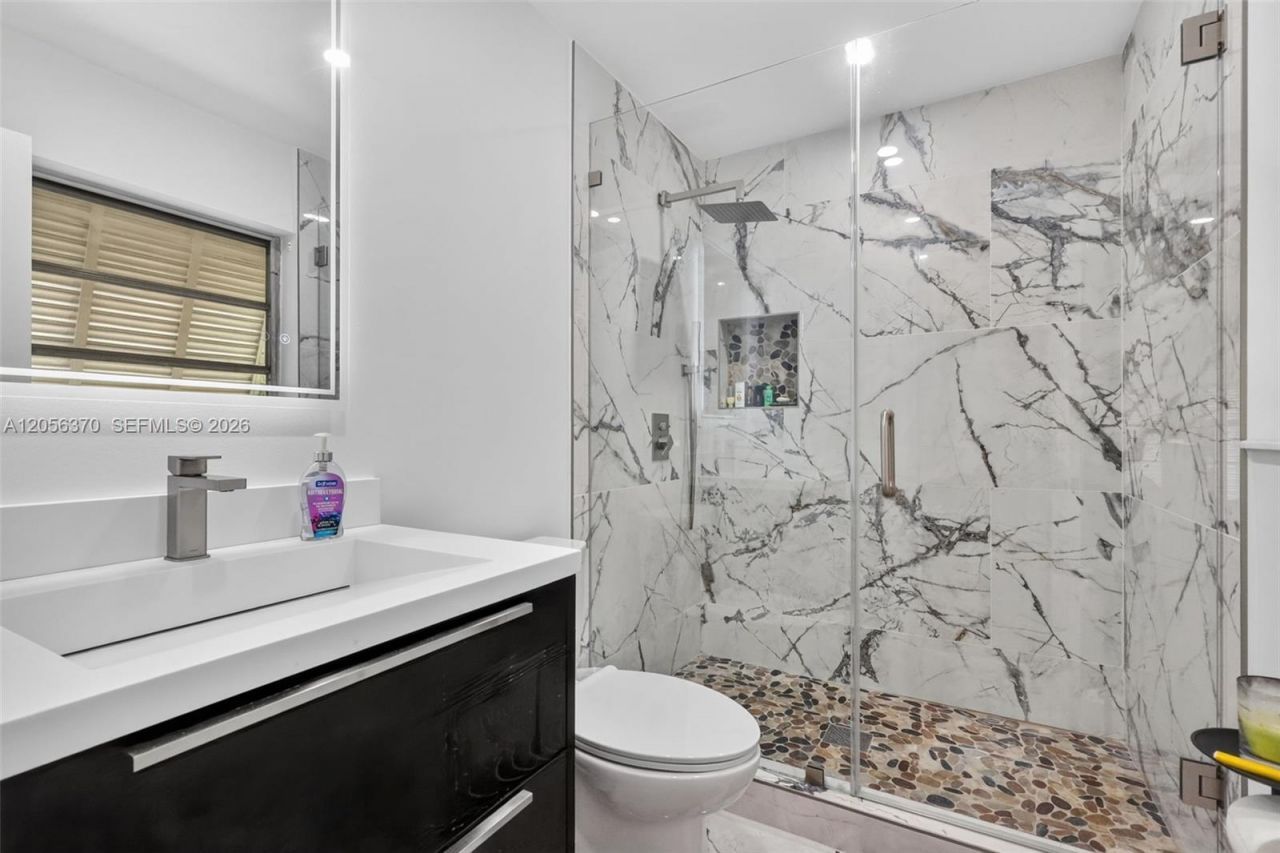18808 W Lake Dr, Hialeah, FL 33015 Photo