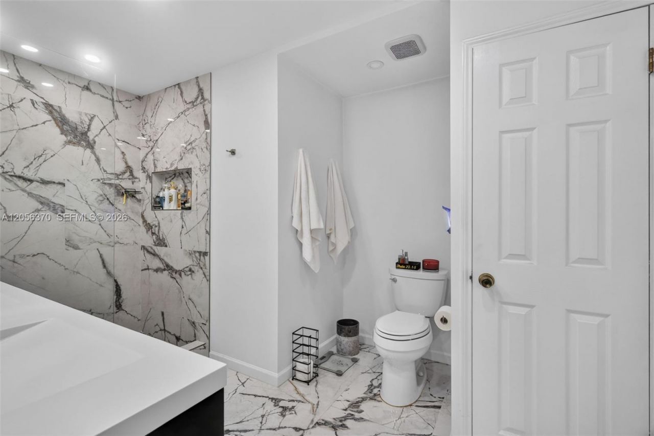 18808 W Lake Dr, Hialeah, FL 33015 Photo