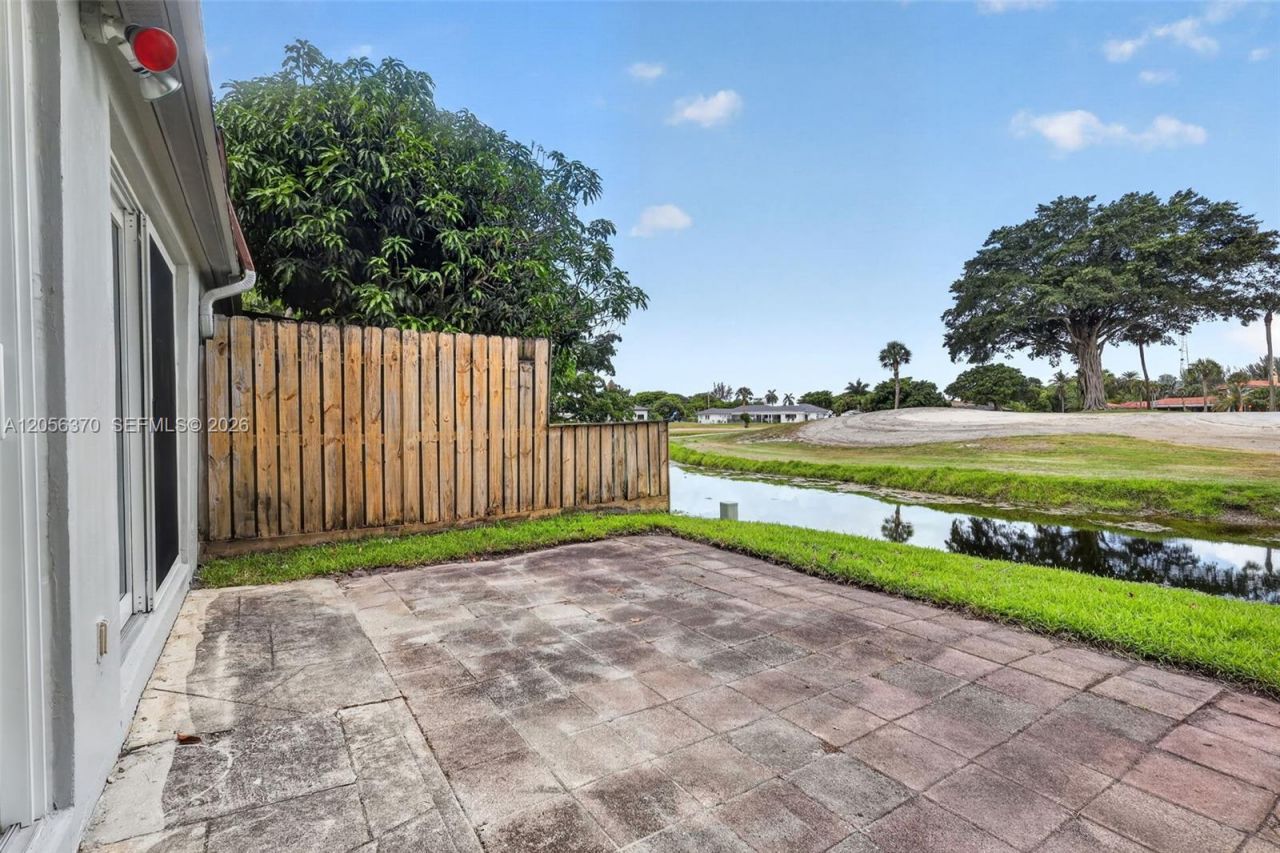18808 W Lake Dr, Hialeah, FL 33015 Photo