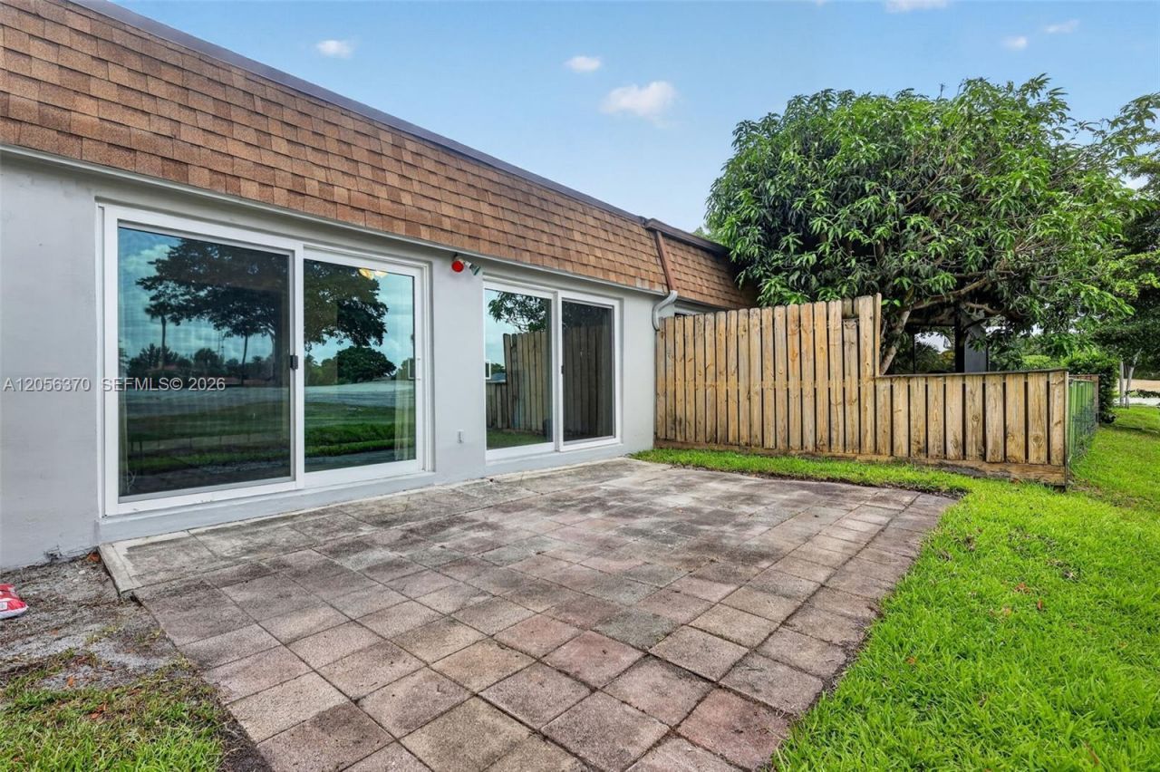 18808 W Lake Dr, Hialeah, FL 33015 Photo
