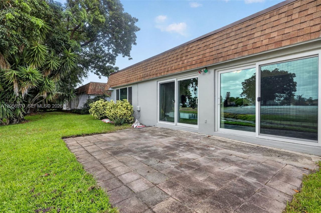18808 W Lake Dr, Hialeah, FL 33015 Photo