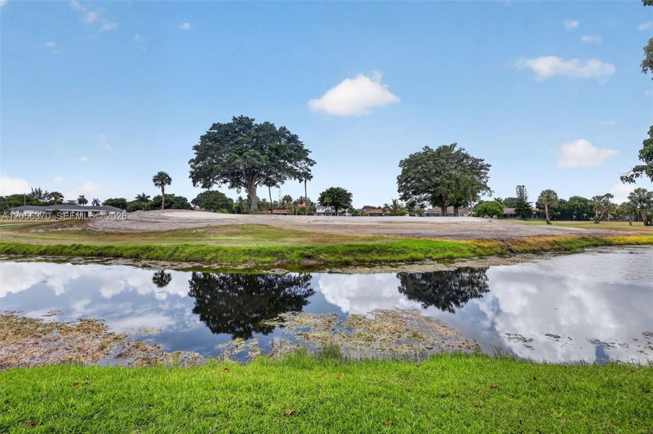 18808 W Lake Dr, Hialeah, FL 33015 Photo