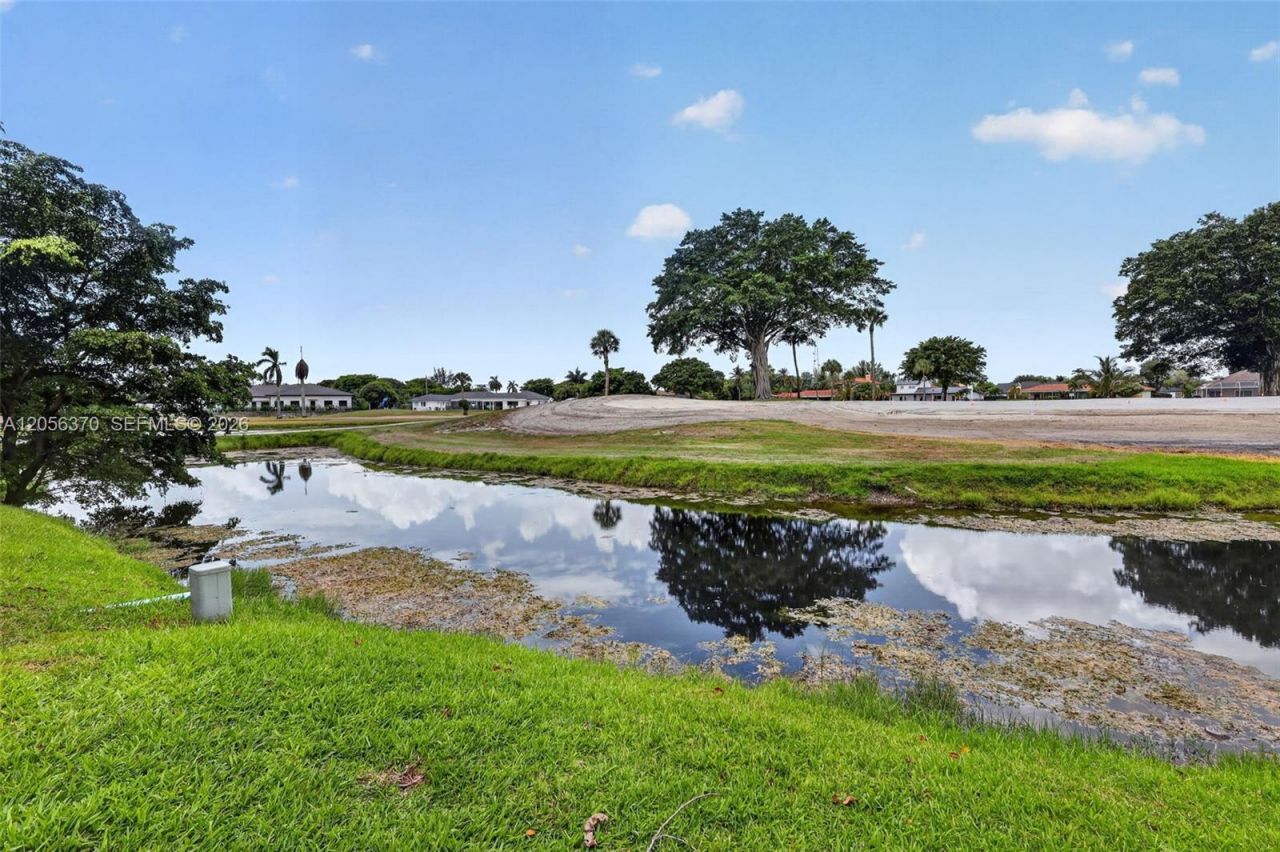 18808 W Lake Dr, Hialeah, FL 33015 Photo