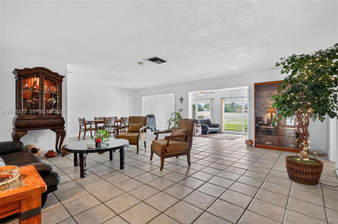 18808 W Lake Dr, Hialeah, FL 33015 Photo