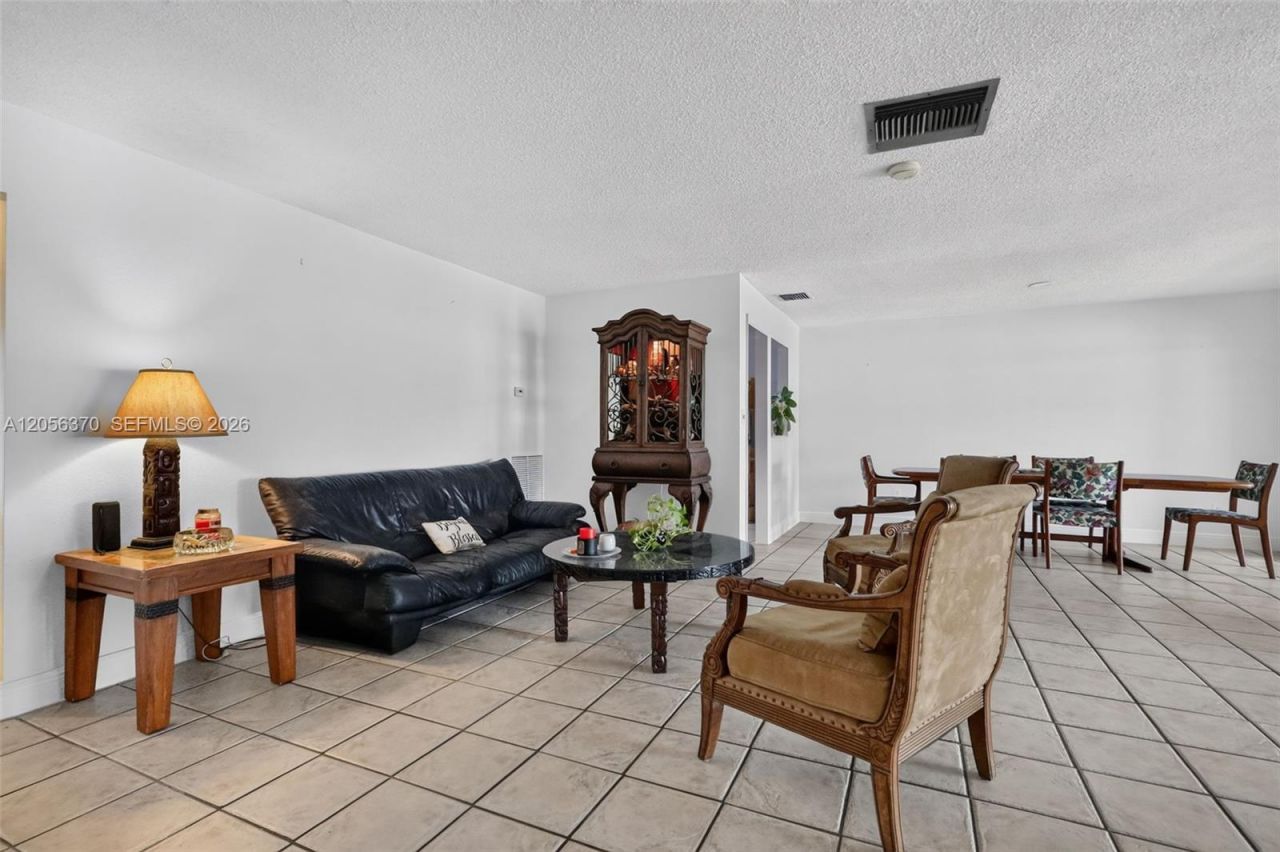 18808 W Lake Dr, Hialeah, FL 33015 Photo
