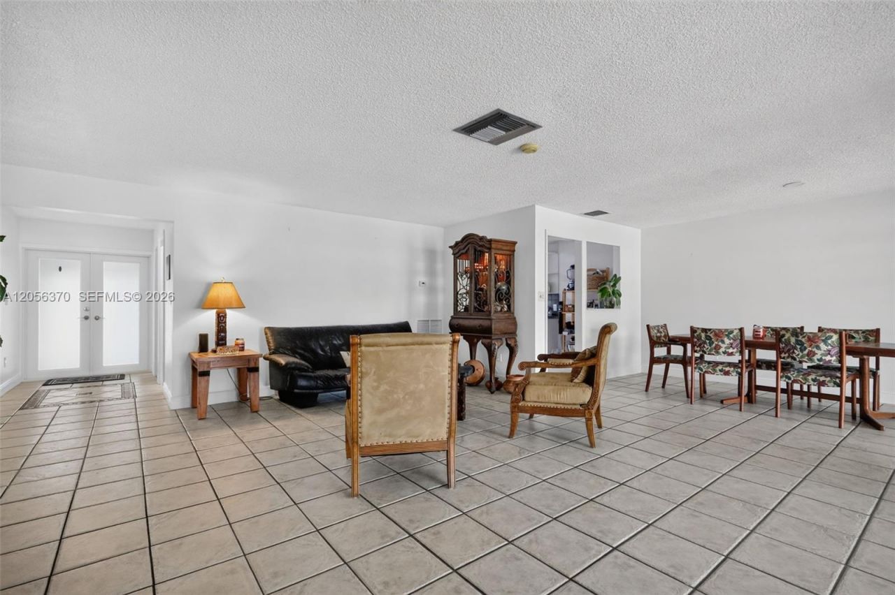 18808 W Lake Dr, Hialeah, FL 33015 Photo