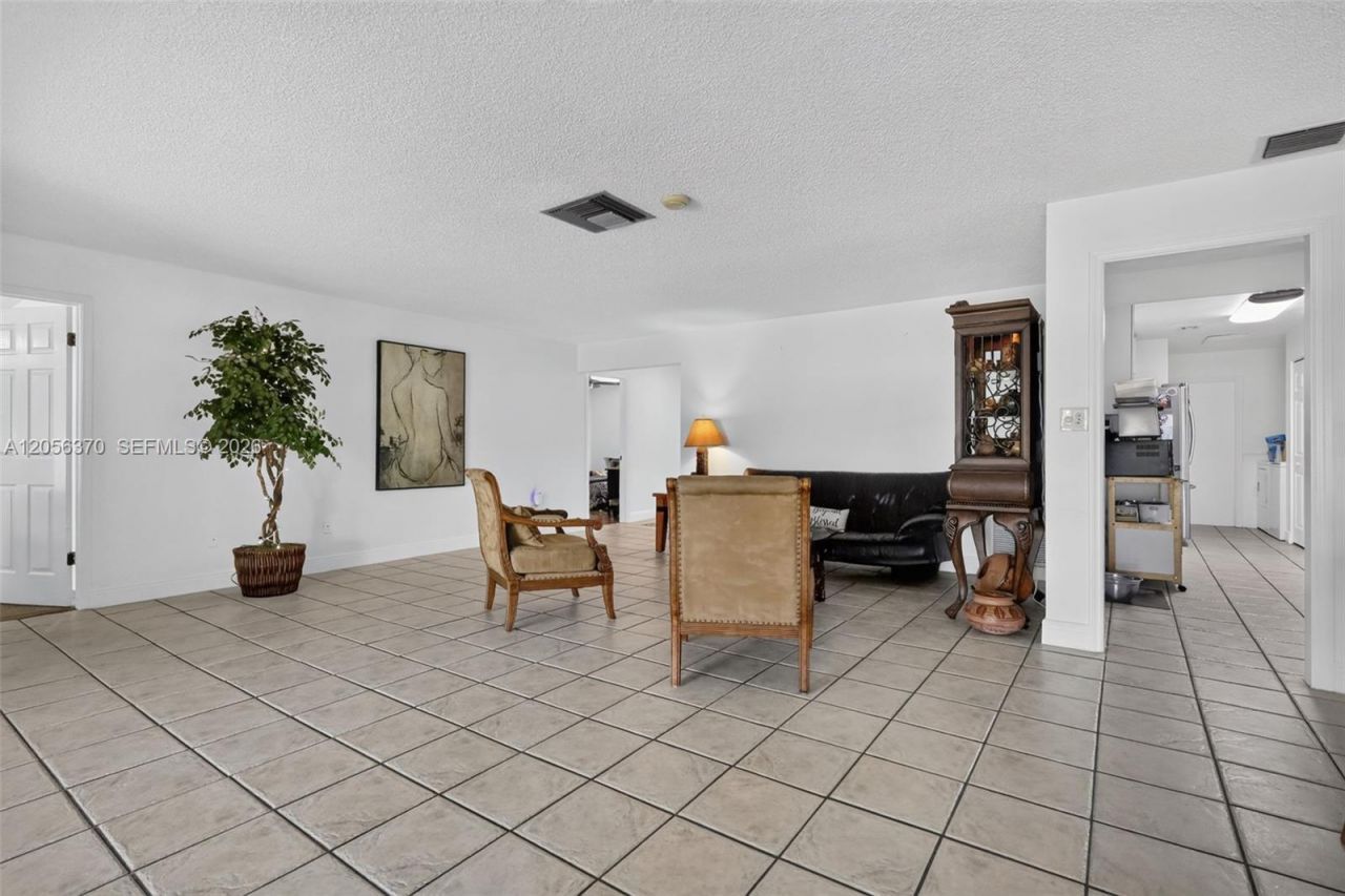 18808 W Lake Dr, Hialeah, FL 33015 Photo